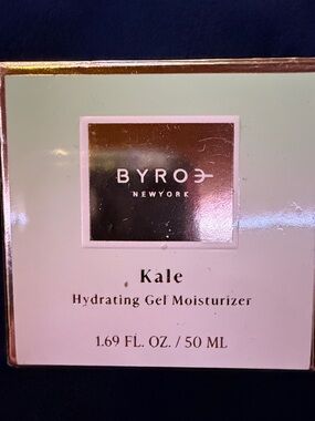 ROE Kale Hydrating Gel Moisturizer - Mint Green and White